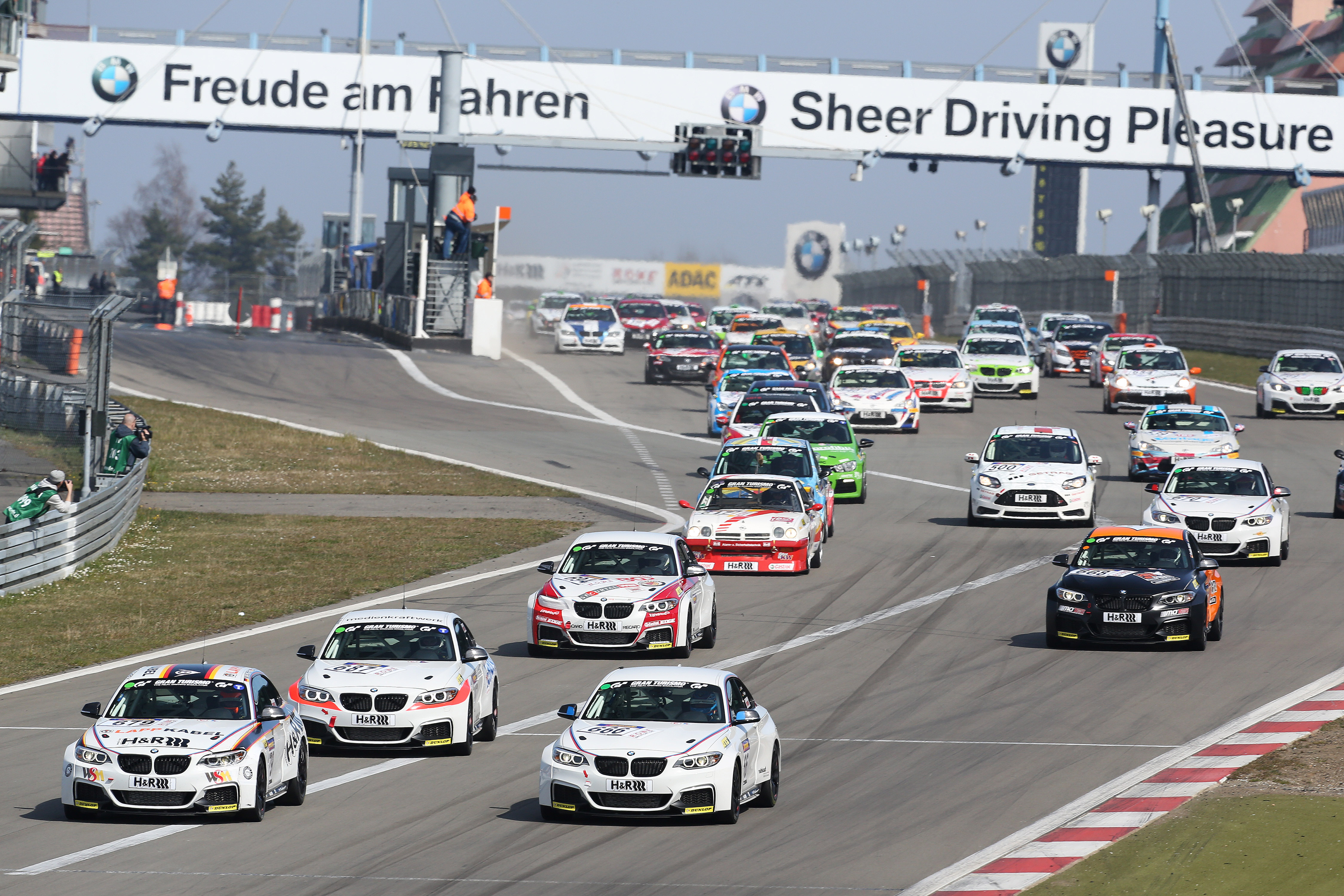 Fahren. VLN Nurburgring. Nurburgring Endurance. Трасса в Германии с флагами. Лучшее время на Нюрбургринге БМВ.