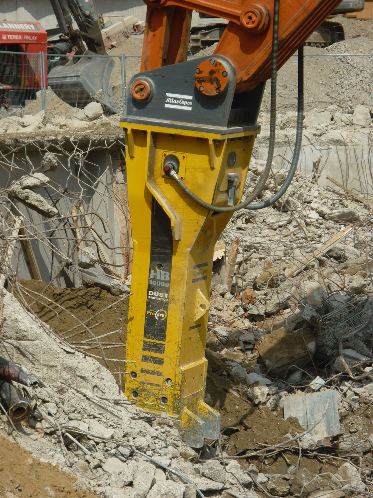 777 Group kauft weltgrößten SerienHydraulikhammer von Atlas Copco