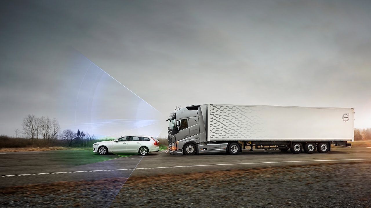 Volvo Trucks - Collision Warning with Emergency Brake even in a curve