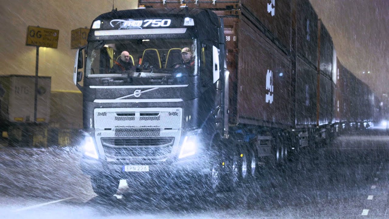 Volvo Trucks - Trailer: Volvo Trucks vs ??? tonnes. How much will it pull?