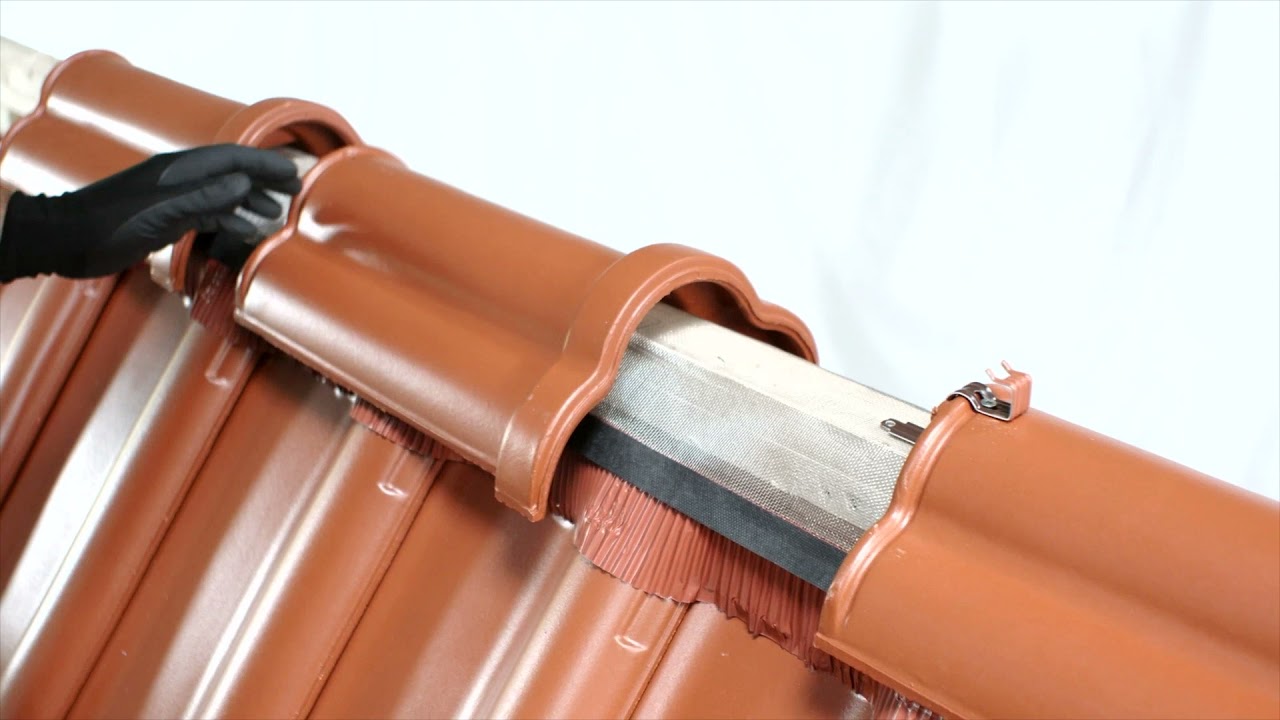 Fertig geformte Firstklammern von FOS für die schnelle und unkomplizierte Erstellung des Firstes