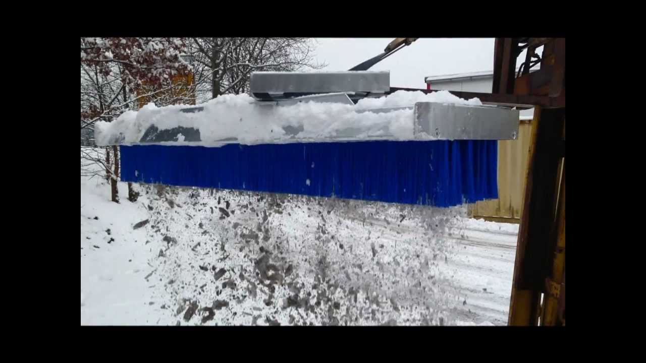 KehrFix schwenkbar an einem Mitsubishi Stapler als Schneeräumschild