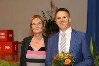 Die Vorsitzende des Erweiterten Senats, Prof. Dr.-Ing. Christine Wahmkow gratuliert dem neu gewählten Rektor, Prof. Dr. Ralph Sonntag. Die Vorsitzende des Erweiterten Senats, Prof. Dr.-Ing. Christine Wahmkow gratuliert dem neu gewählten Rektor, Prof. Dr. Ralph Sonntag.