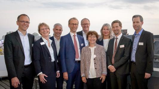 Das neugewählte Vorstandsteam des SPECTARIS Fachverbands Photonik mit seinem Vorsitzenden Bernhard Ohnesorge (Zeiss).
v. links nach rechts: Jan Schubach (POG), Katrin Kobe (Laser 2000), Maik Müller (tec5 ), Bernhard Ohnesorge (Zeiss), Martin Hovestadt (Jüke Systemtechnik), Ramona Eberhardt (Fraunhofer-Institut IOF), Agnes Hübscher (Edmund Optics), Andreas Hädrich (Schott), Thilo von Freyhold (Jenoptik)
(Nicht auf dem Bild, aber im neuen Vorstand: Matthias Schulze / Coherent, Simon Schwinger / Leistungselektronik Jena)