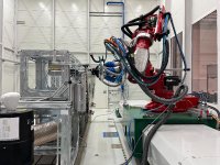 ADMAS system at IFAM in Stade: An articulated robot from MABI Robotic with a hexapod from Physik Instrumente (PI) processes a CFK part. / Photo: Fraunhofer IFAM ADMAS system at IFAM in Stade: An articulated robot from MABI Robotic with a hexapod from Physik Instrumente (PI) processes a CFK part. / Photo: Fraunhofer IFAM