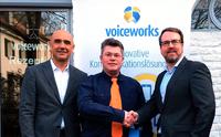 Auf eine gute Zusammenarbeit: Vertriebsleiter Bernd Becker (links) von Voiceworks, CCA-Voice-Geschäftsführer Oliver Puls (Mitte) und Christoph Wichmann (rechts), Geschäftsführer von Voiceworks, freuen sich über die Kooperation. Fotovermerk: Voiceworks.