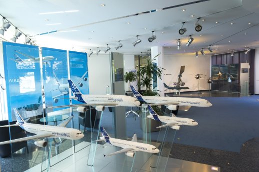 Airbus_Innen mit Flugzeugmodellen.jpg