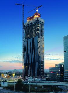 A distinctive characteristic of the DC Tower is the repeatedly indented facade structure. This requires, in particular, a flexible solution for the climbing protection panel which has to be continuously adapted to match the changing floor areas of the individual storeys (Photo: PERI GmbH)