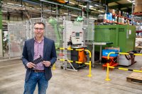 Ein erheblicher Teil der jüngsten SELVE-Investitionen floss in die Abteilung Kunststoffspritzguss – dafür wurde vieles bewegt und neu konzipiert: Projektleiter Marc Solzbacher vor einer der neuen Spritzgießmaschinen, die Kunststoffteile beziehungsweise die Bestandteile der „Ketten“ für den starren Wellenverbinder SecuFix produziert.