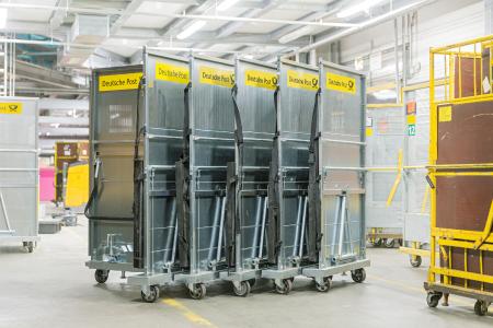 Lassen sich zusammenfalten und Platz sparend ineinanderschieben: Rollcontainer im Günzburger Paketzentrum der Deutschen Post DHL. (c) Wanzl DHL Container