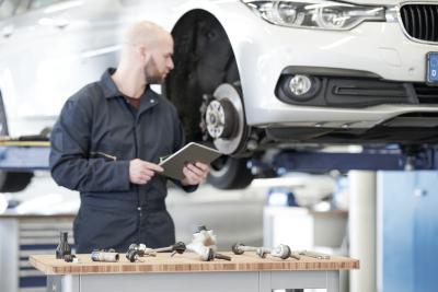 Neben den Hauptfahrwerkskomponenten müssen auch Kleinteile wie Gummimetallteile regelmäßig kontrolliert werden