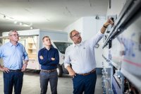 BORCO HÖHNS Geschäftsführer Andreas Elsäßer informiert über den Hightech-Batteriespeicher ESAVE des Schwesterunternehmens Stodia