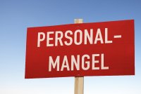 Für viele Unternehmen ist die Belegschaft ein zentraler Faktor, um überhaupt arbeiten zu können. Führen Urlaub oder Krankheit zu einem kurzfristigen Personalmangel, kann dies deshalb schnell einen Engpass oder im schlimmsten Fall einen betrieblichen Stillstand bedeuten. Mit einer vorausschauenden Personalplanung lässt sich dies zum Glück vermeiden.