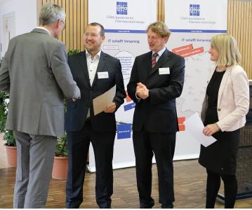 Bachelor-Preisträger Frank Heimerzheim (Hochschule Bonn-Rhein-Sieg) nimmt die Glückwünsche entgegen von Prof. Dr. Rolf Socher (FBTI-Vorstandsmitglied von der TH Brandenburg), Prof. Dr. Klaus Lang (FBTI-Vorsitzender von der TH Bingen) und Wiebke Röthemeier (Vice President Personal bei der CEMA AG)