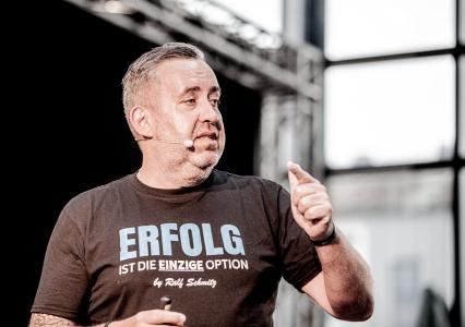 Er hat ein nagelneues exklusives persönliches Coaching auf den Weg gebracht: Affiliate-König Ralf Schmitz.