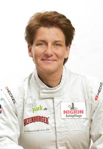 Rennsportlegende Ellen Lohr ist das neue Gesicht der Marke NIGRIN.