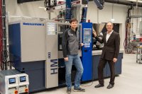 Nehmen Abschied von ihrer Wittmann-Spritzgießmaschine des Typs HM800: Bernhard Hennrich, Gruppenleiter Forschung Spritzgießen (links), und Vorstandsvorsitzender Prof. Dr.-Ing. Martin Bastian. / Foto: Luca Hoffmannbeck, SKZ