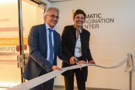 Gemeinsam mit Hessens Wirtschaftsminister Tarek Al-Wazir eröffnete Barbara Wladarz, Geschäftsführerin von Dematic Deutschland, das Imagination Center in Heusenstamm (Foto: Dematic)