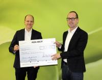 Auch dieses Jahr konnte sich Alexander Bahn (links) von der Deutschen Kinderkrebsstiftung wieder über eine sportliche Spende freuen. Überreicht hat sie Andreas Wagener, Geschäftsführer Vertrieb und Marketing Deutschland, ASSA ABLOY Sicherheitstechnik GmbH. Foto: ASSA ABLOY Sicherheitstechnik GmbH