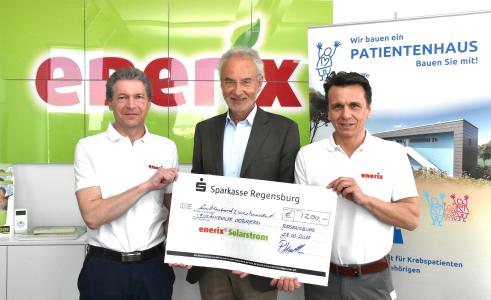 Die „enerix“-Geschäftsführer Stefan Jakob (links) und Peter Knuth (rechts) überreichten ihr „Jubiläumsgeschenk“ in Form eines Schecks an Prof. Dr. Reinhard Andreesen, Vorsitzender der Leukämiehilfe Ostbayern e.V. (Mitte) Foto: Hans-Christian Wagner