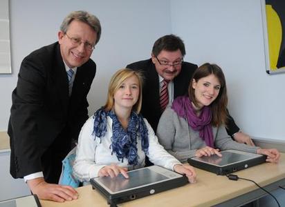 Staatssekretär Eck gibt Startschuss zu Theorieprüfung am PC - TÜV ... Staatssekretär Eck gibt Startschuss zu Theorieprüfung am PC - TÜV ...
