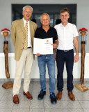 50 Jahre Betriebszugehörigkeit: Dietmar Klötzle gemeinsam mit der Geschäftsleitung von POLAR-FORM, Jo Pollaert und Dieter Göppert, anlässlich seines außergewöhnlichen Jubiläums.
