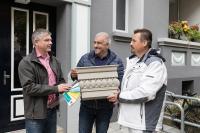 Kai Quedenfeld von Caparol sowie Matthias Aue und Thomas Schwitzer vom Malerbetrieb Borrmann (von links nach rechts) zeigten sich zufrieden mit dem Ergebnis ihrer Arbeit. (Foto: Caparol Farben Lacke Bautenschutz/Alexandra Lechner)