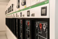Regensburg Netz, Schneider Electric und Omexom nehmen eine der weltweit ersten SF6-freien gasisolierten Doppelsammelschienenanlagen in Betrieb
