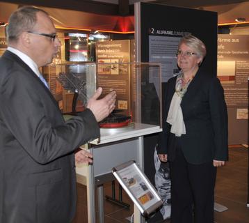 Die Bundesministerin für Bildung und Forschung Annette Schavan lässt sich die Wanderausstellung ausführlich erklären
