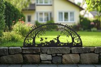 Schwibbögen machen sich nicht nur zwischen Häusern gut, sondern auch auf Gartenmauern – oder direkt auf der Wiese