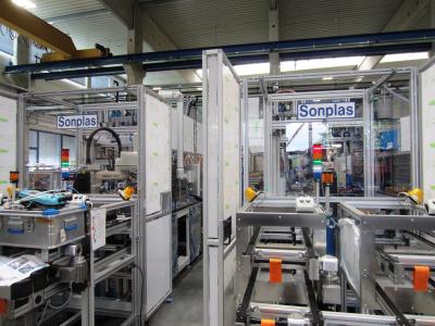 Die Sonplas GmbH stellt seit 1993 für Kunden weltweit automatische Montage-, Fertigungs- und Prüfanlagen für die Entwicklung und Produktion am Standort Straubing her (Bild: Sonplas GmbH)