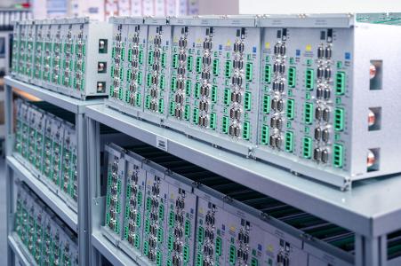 Die CNC-Steuerungen von SIEB & MEYER leisten einen wichtigen Beitrag zum 5G-Ausbau und werden nach wie vor stark nachgefragt