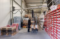Durch den Einsatz der Hebetechnik kann Löcken steigende Versandmengen auch bei schweren Produkten effizient und ergonomisch bewältigen.