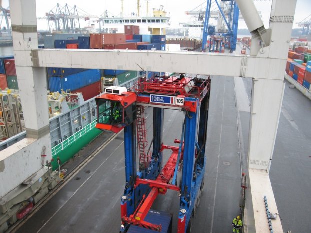27 Containerbrücken laden und löschen im Container Terminal Burchardkai der Hamburger Hafen.jpg