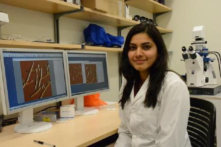 Dr. Supriya Bhat in der Gruppe von Prof. Dahms mit dem JPK NanoWizard® AFM. (Foto mit freundlicher Genehmigung des University of Regina Photographic Services)