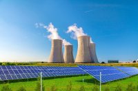 Atomkraftwerk mit Solarkollektoren im Vordergrund