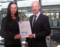 Präsentieren den Wirtschaftslagebericht für das erste Quartal 2017: IHK-Hauptgeschäftsführerin Elke Döring und Dr. Helmut Kessler, stellvertretender Hauptgeschäftsführer (Bild: Matthias Marquart, IHK)