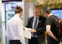 Der Automatisierungstreff bietet Experten aus dem Steuerungs- und Schaltanlagenbau wertvolles Praxis-Know-how. Matthias Schüler (Bildmitte), Abteilungsleiter Value Chain bei Rittal. im Gespräch mit Teilnehmern (Quelle: Rittal GmbH & Co. KG)