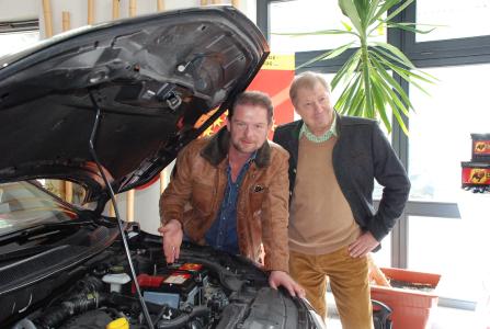 Auf Tuchfühlung mit der Technik: Zusammen mit Grip Moderator Det Müller (li.) demonstrierte Günter Helmchen, Geschäftsführer Banner Batterien Deutschland, im Rahmen eines Praxis-Workshops moderne Batteriemanagementsysteme