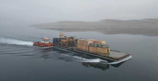 American West - Güter Transport vom Frachter auf das Storm-Projekt.JPG