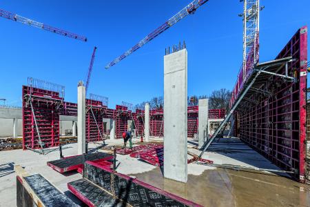 Bild 1
Das Sockelgeschoss des neuen Gymnasiums Langenhagen wird in Stahlbetonbauweise mit sichtbar bleibenden Betonflächen ausgeführt.
(Foto: PERI GmbH)