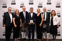 Der Vorstandsvorsitzende der Peter Huber Kältemaschinenbau SE, Daniel Huber (ganz rechts), nahm in Augsburg die TOP100 Siegertrophäe von Wettbewerbsmentor Ranga Yogeshwar (Vierter von links) entgegen. Weitere Huber Mitarbeiter*innen aus verschiedenen Unternehmensbereichen begleiteten Daniel Huber zur Preisverleihung. / Bildnachweis: KD Busch / compamedia