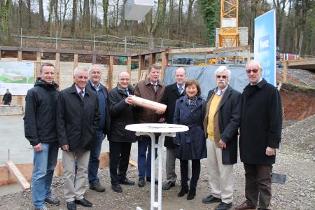 In die Bodenplatte für die neue Trinkwasser-Aufbereitungsanlage wurde eine versiegelte Rolle mit den Bauplänen, einer Tageszeitung, den Visitenkarten der Anwesenden und einigen Münzen versenkt. Auf dem Foto: Timo Martin und Leitender Baudirektor Klaus-Dieter Maier-Bätz (Regierungspräsidium Karlsruhe), Axel Baumbusch (SWP Aufsichtsrat), SWP Geschäftsführer Thomas Engelhard, Roger Heidt (Vorsitzender der Geschäftsführung SWP Stadtwerke Pforzheim GmbH & Co. KG), Pforzheims Erster Bürgermeister Dirk Büscher und die SWP Aufsichtsräte Dr. Marianne Engeser, Jens Kück und Florentin Goldmann. Bildrechte: SWP