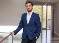 Prof. Philipp Lergetporer und seine KoautorInnen formulieren sechs zentrale Empfehlungen für Politik und Verwaltung, um den Zugang zur Kinderbetreuung zur verbessern. Foto: Terzo Algeri/Fotoatelier M