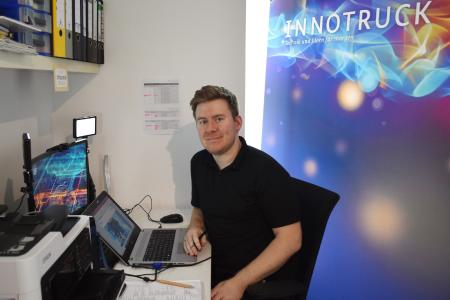 InnoTruck-Wissenschaftler Dr. Tobias Schwalbe streamt direkt aus dem Home-Office ins virtuelle Klassenzimmer. © InnoTruck / FLAD & FLAD