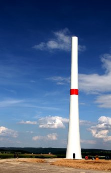 Der Betonteil des Hybridturms einer Anlage des Windparks Bayerischer Odenwald von Green Cit.jpg