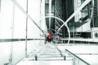 Die Montage von Steigleitern erfordert spezielle Zertifikate und geschultes Fachpersonal. Hier vertraut HYMER auf ein wachsendes Netzwerk an Montagepartnern wie zum Beispiel den Experten für Si-cherheit 