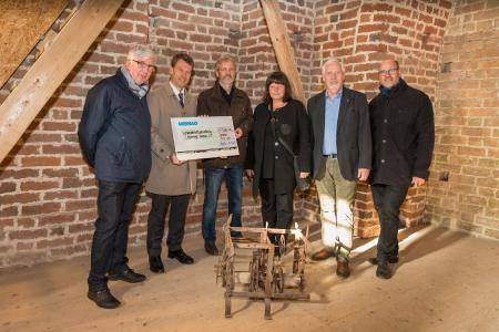 Uhrmacher Hans-Joachim Dikow, Präsident des 1. Mecklenburger Uhrenclub e.V., WEMAG-Vorstand Caspar Baumgart, Martin Maercker und Bärbel Fink vom Vorstand des Fördervereins Kirche Jesendorf, Wulf Kawan, Vorsitzender der Stiftung Kirchliches Bauen in Mecklenburg und Pastor Andreas Kunert (v.l.) engagieren sich zusammen für die Kirchturmuhr in Jesendorf. Foto: WEMAG/Stephan Rudolph-Kramer