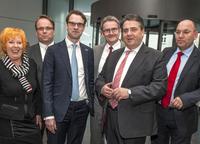 Besuch von Bundesminister Sigmar Gabriel: SMA fordert Überdenken der Eigenverbrauchsbelastung und setzt sich für Forschungsförderung ein