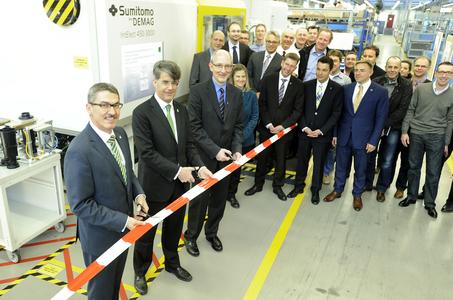 front: Alfred Weber (Chairman of the Management Board), Thomas Fischer (Chairman of the Supervisory Board), Dr. Holger Findeisen (Director Injection Molding & Welding Lead Team), f.l.t.r. (all MANN+HUMMEL GmbH) at the inauguration ceremony of the technical center / A state-of-the-art, fully electric injection molding machine is the centerpiece of the new MANN+HUMMEL technical center